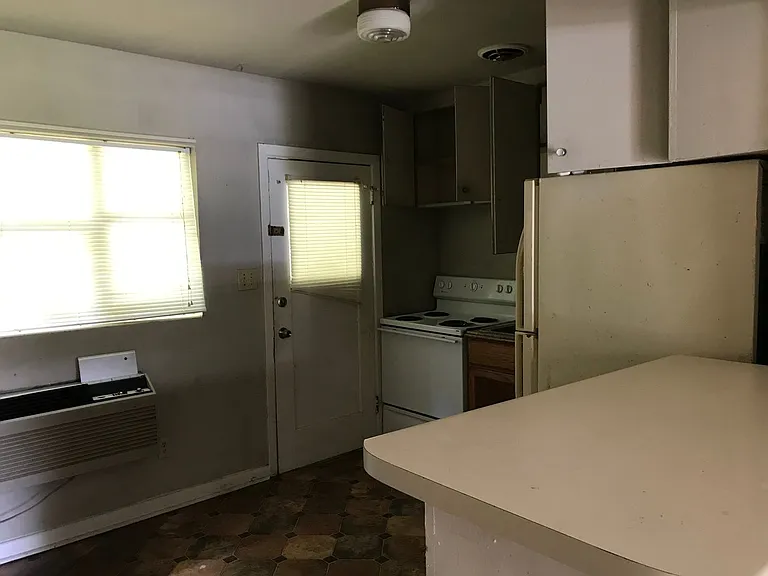1322 Hancock St — Photo 3