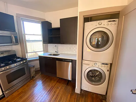 Rented by Premier Metro Realty Corp | media 11