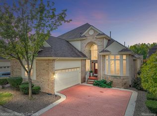 38139 N Vista Dr, Livonia, MI 48152