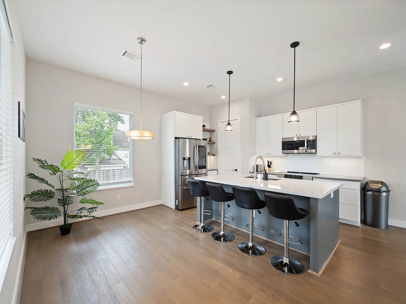 3 bed, 2152 sqft, $4,500 — Photo 4