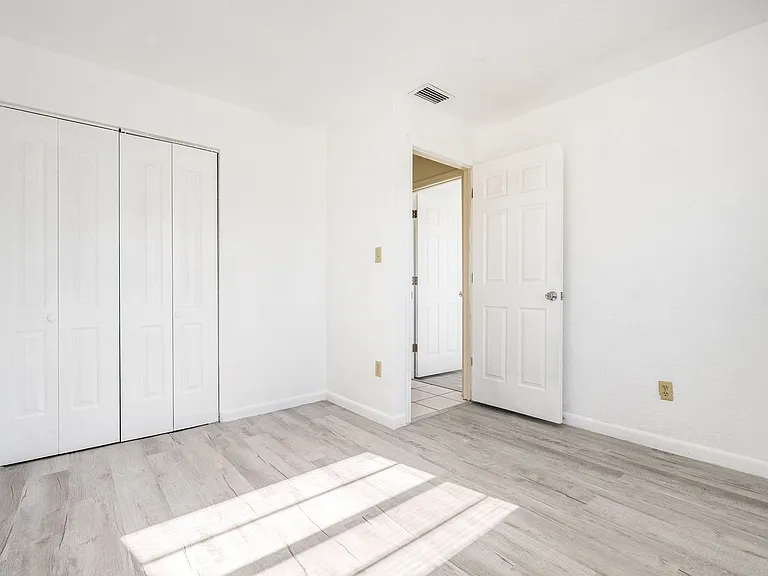 557 Cox St — Photo 15