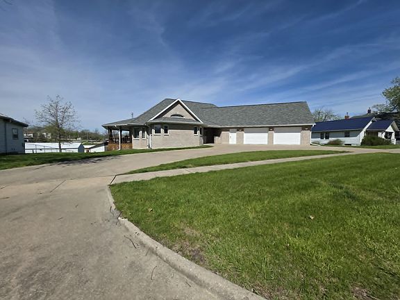 2nd image of 811 N Main St