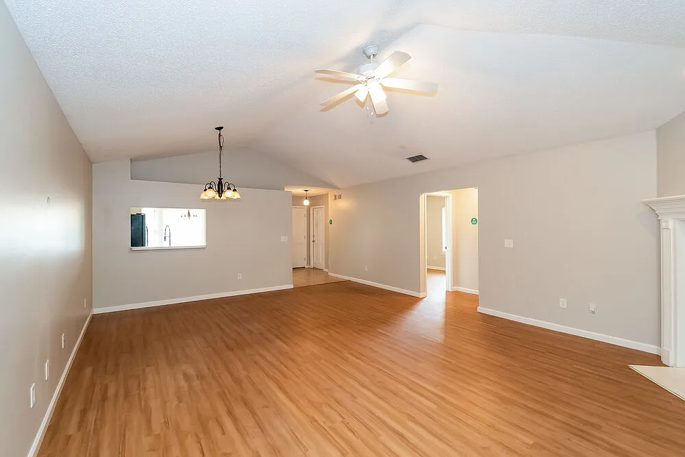3 bed, 2.0 bath, 1386 sqft, $2,220 — Photo 4