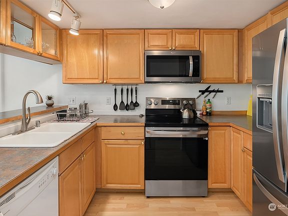 4th image of 2805 NE 125th Street #304