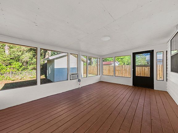 4th image of 211 Ajax Dr