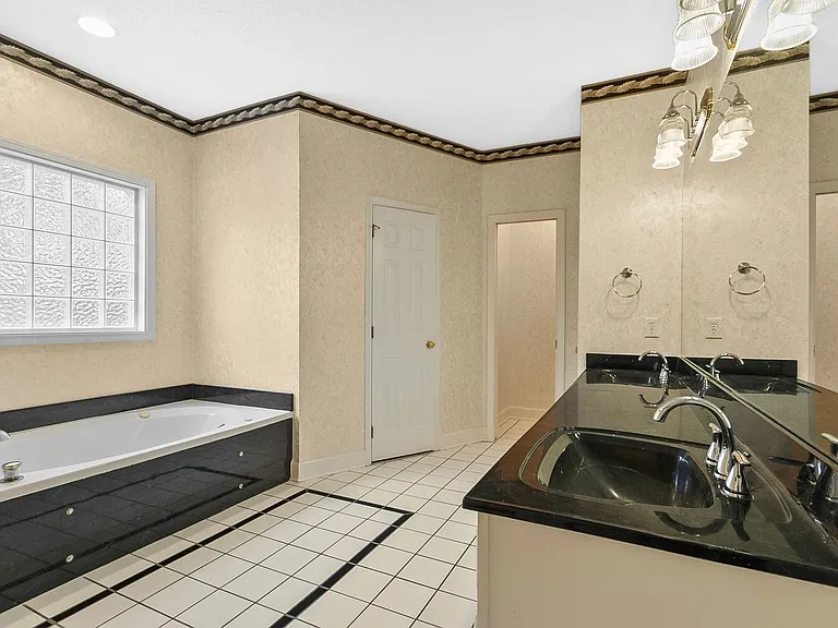 10495 Royal Points Dr — Photo 34