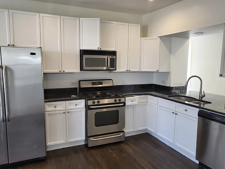 2114 W Melrose St — Photo 3