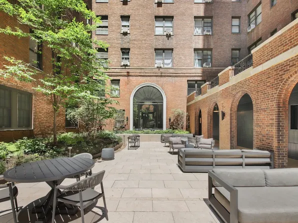 160 East 48th Street image 9 of 17