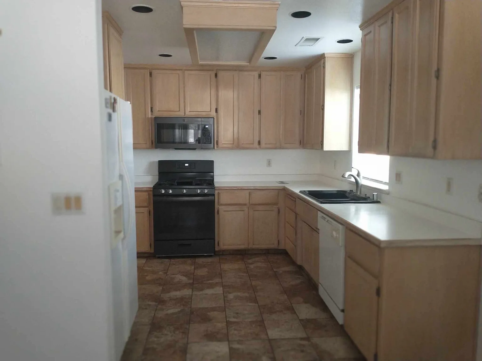 3 bed, 1345 sqft, $2,100 — Photo 4