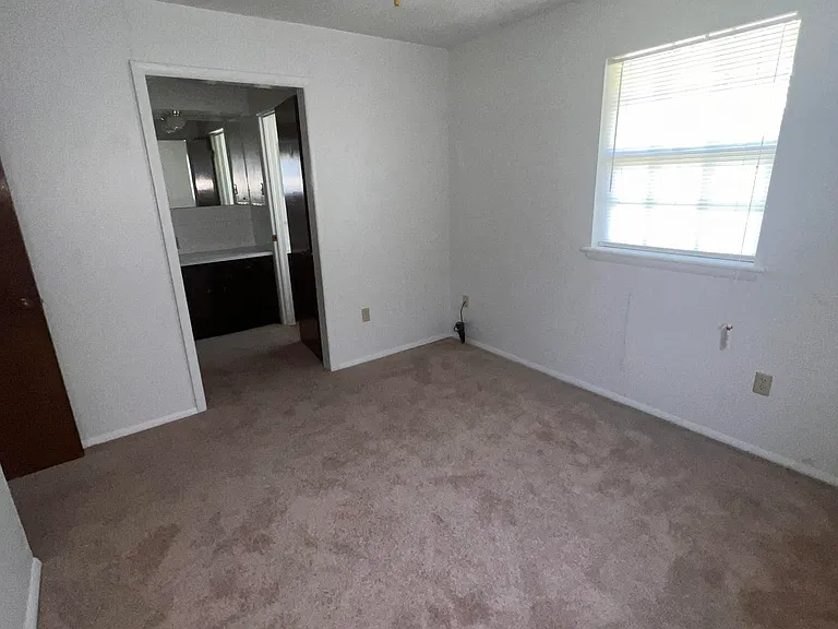 709 SW 49th St — Photo 10