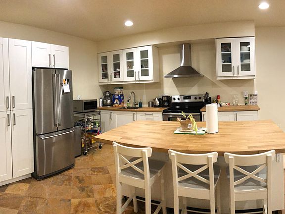 Cooks Kitchen. Great for Entertaining