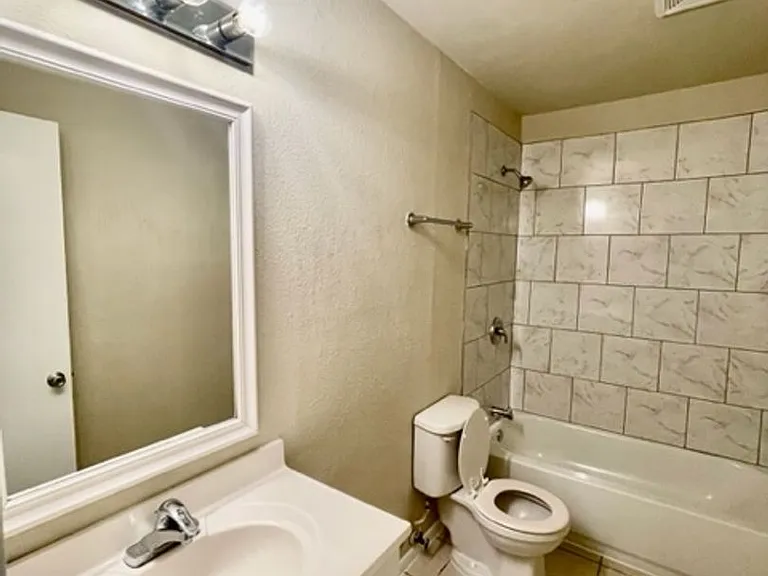 1500 Lake Shore Dr #211 — Photo 9