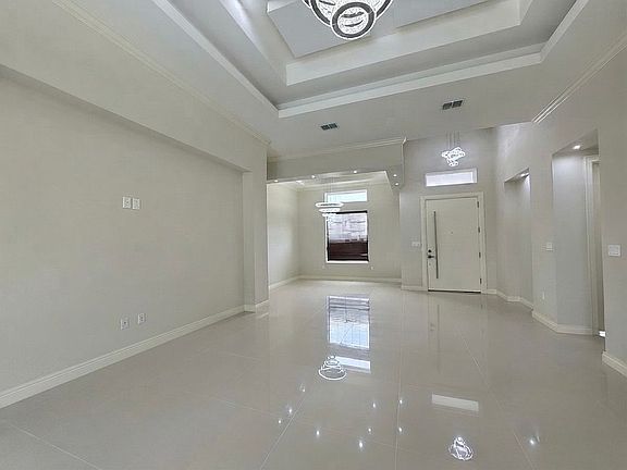 4th image of 5422 Lovers Ln