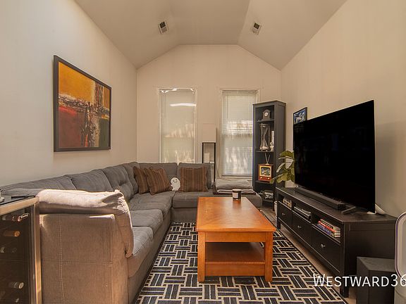 2nd image of 938 W Willow St #2