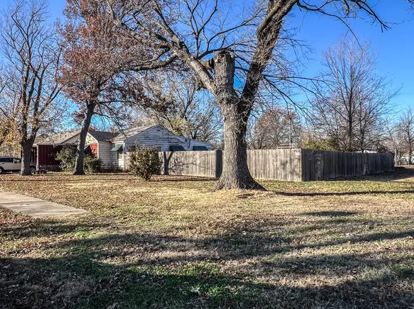 422 W 1st St, Coffeyville, KS 67337