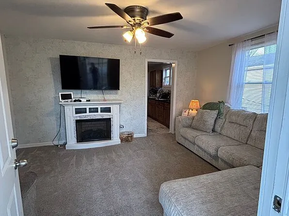 718 E Taylor St, Benton, IL 62812