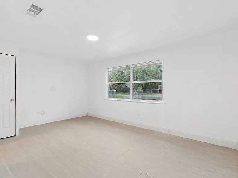 220 NW 33rd Ave — Photo 13