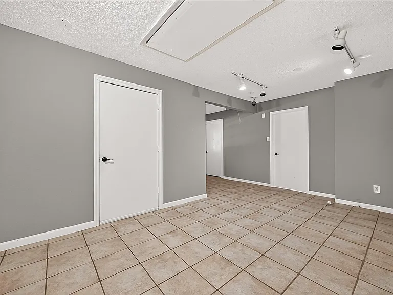 19002 Mirror Lake Dr — Photo 20