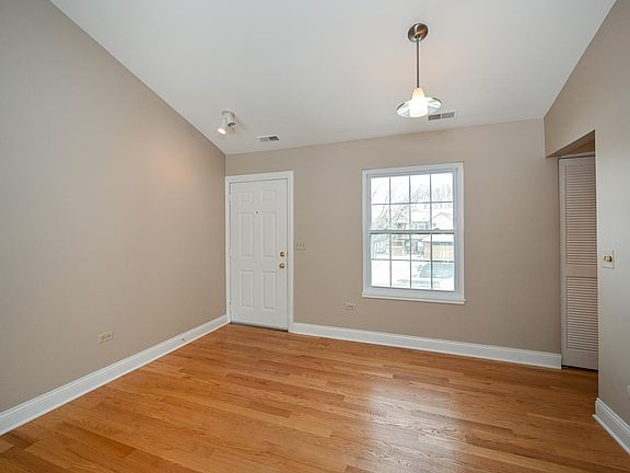 4th image of 386 Sandhurst Cir APT 4