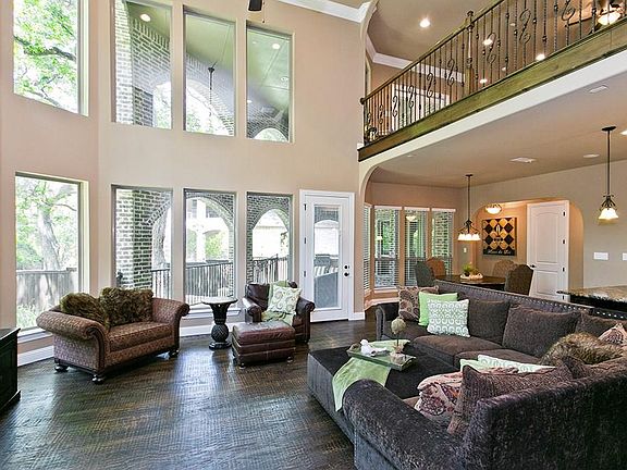 5th image of 1704 Surrey Ln