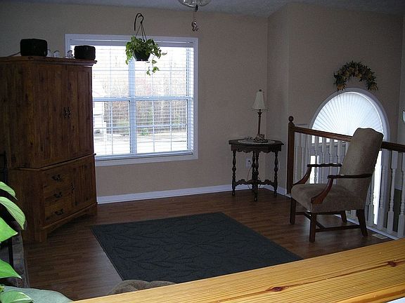 Nice family room with fireplace 