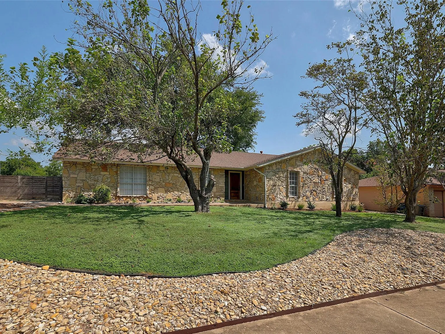 3 bed, 2.0 bath, 1113 sqft, $2,100 — Photo 2
