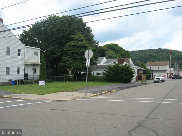 100 S Nicholas St, Saint Clair, PA 17970