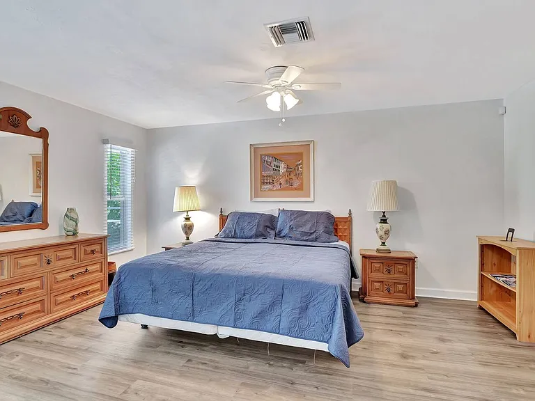 1203 SW 31st Ter — Photo 11