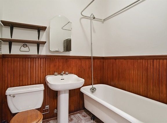 5th image of 467 Waverly Ave