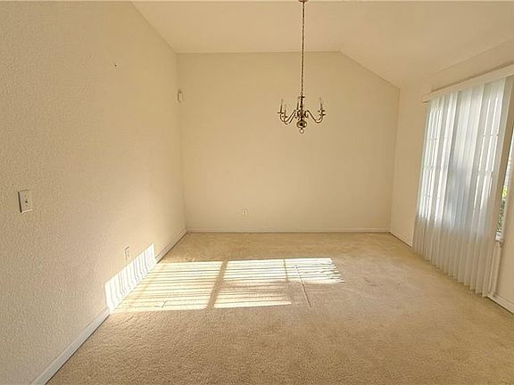 5th image of 65 Lakeridge Ct