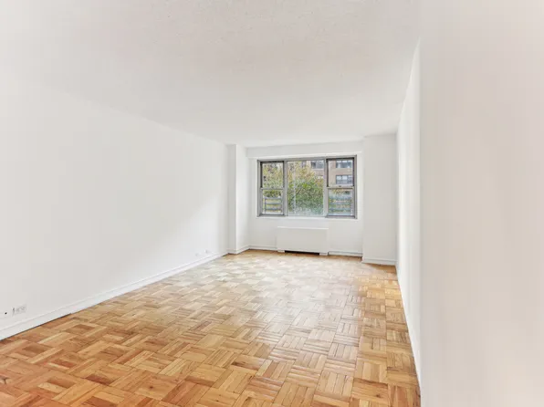 300 East 40th Street 6X image 2 of 16