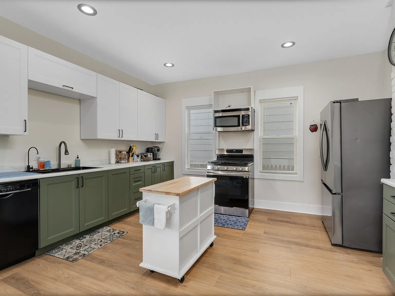 4 bed, 1.5 bath, 1584 sqft, $1,749 — Photo 2