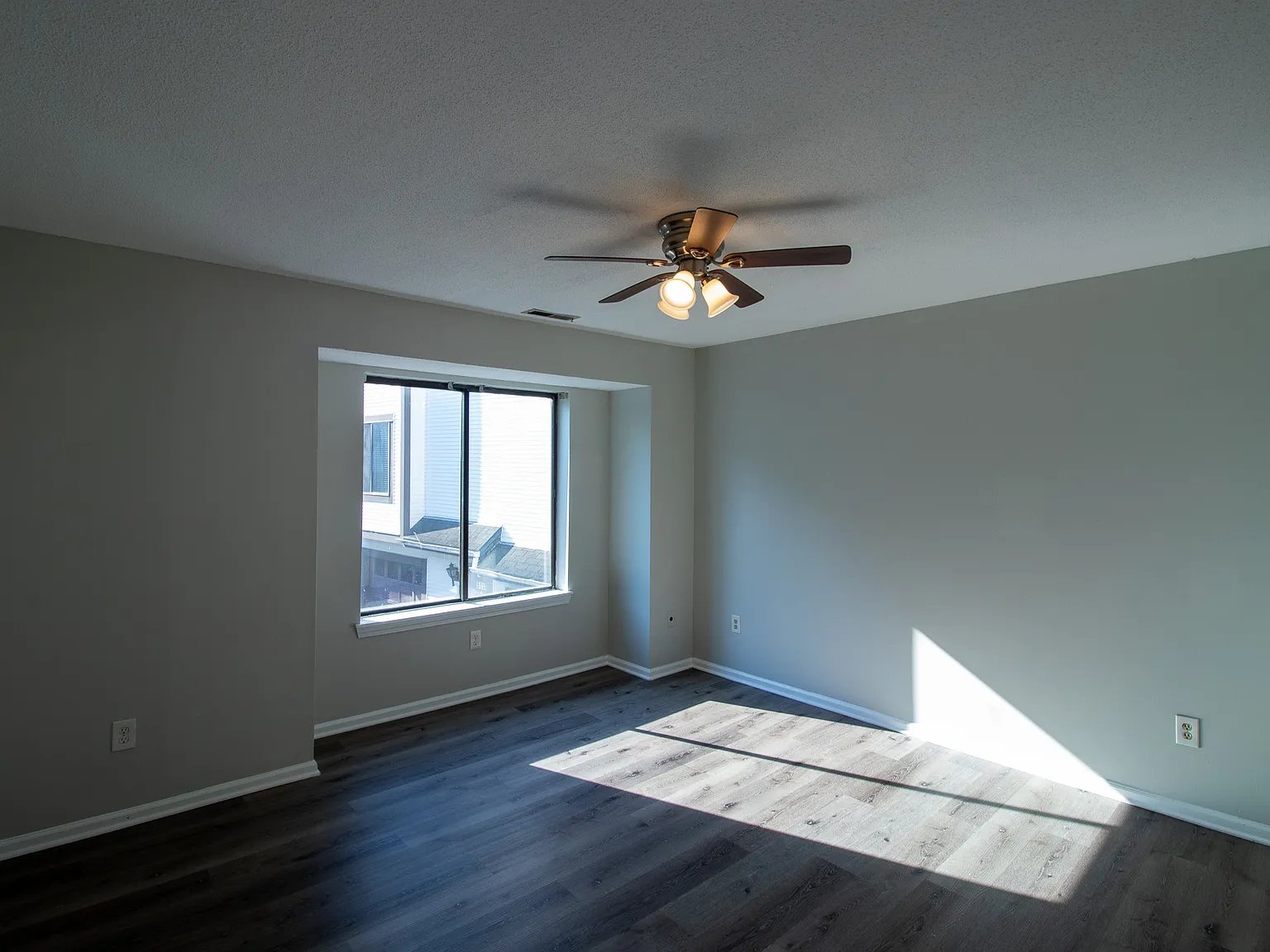 2 bed, 1.5 bath, 1100 sqft, $2,145 — Photo 2
