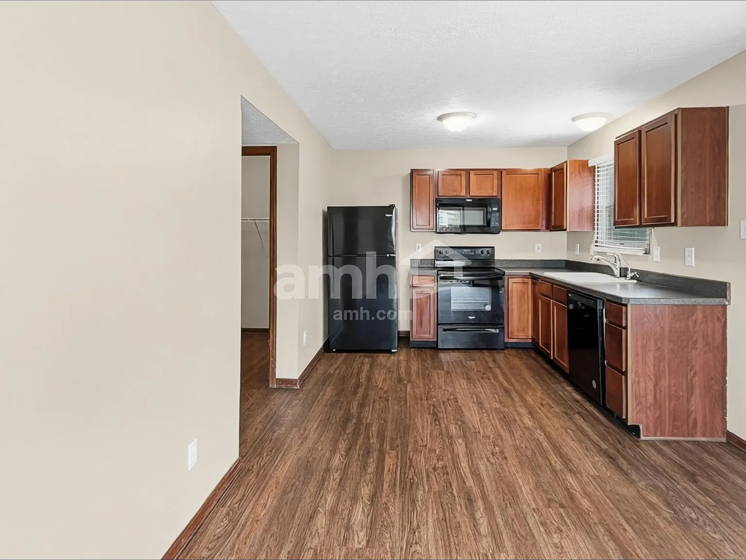 3 bed, 2.5 bath, 1398 sqft, $2,150 — Photo 3