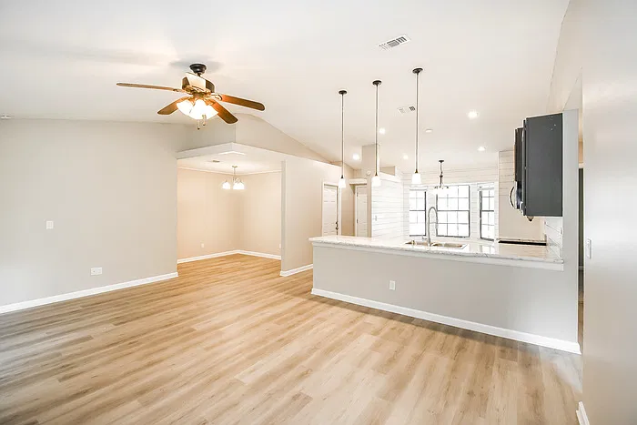 3 bed, 2.0 bath, 1182 sqft, $1,745 — Photo 4