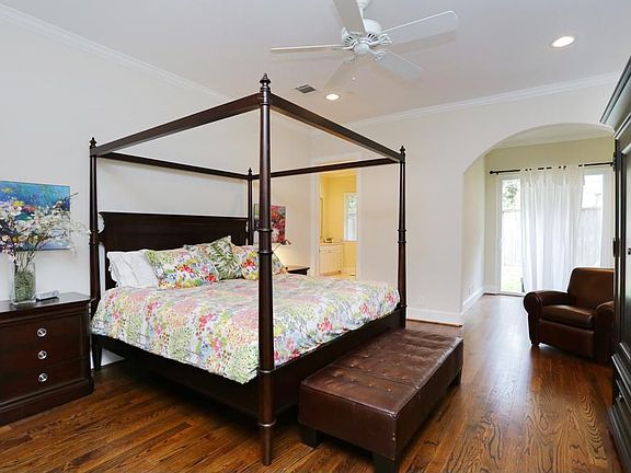 Spacious master bedroom with attached sitting room. Sitting room has sliding glass door leading the backyard.