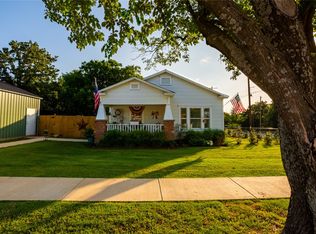 611 Grayson St, Nocona, TX 76255