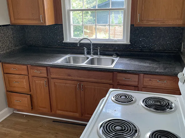 829 Everett Pl — Photo 10