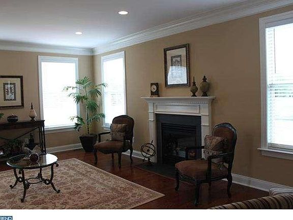 3rd image of 2 Wooded Creek Cir