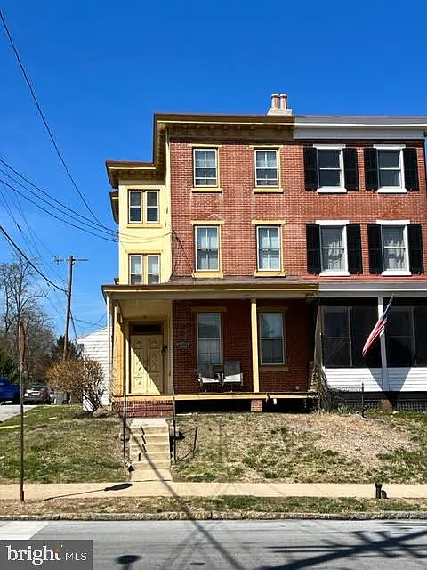 2 bed, 1.0 bath, 800 sqft, $2,400 — Photo 1