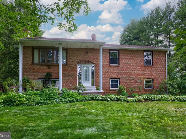 1689 Shumaker Rd, Manheim, PA 17545