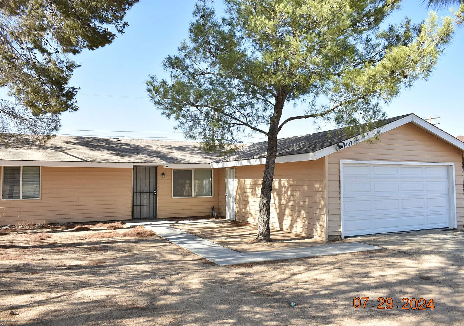 Charming 3-bedroom, 2-bathroom home located in California City, CA! — Photo 2