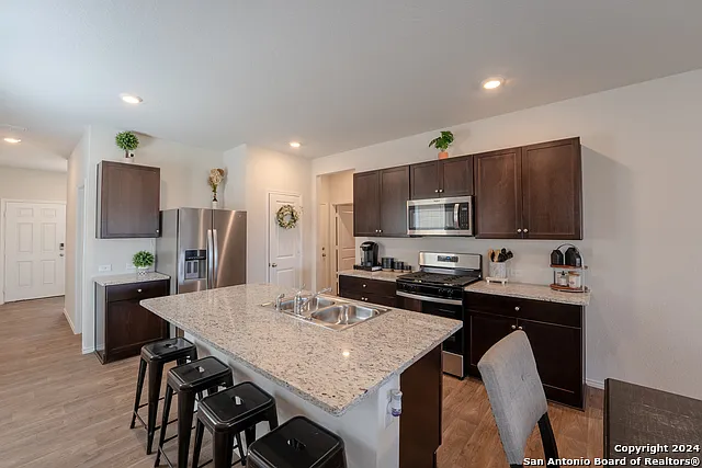4 bed, 2.5 bath, 2182 sqft, $2,000 — Photo 4