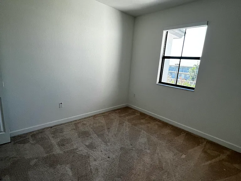 542 SW 19th Ter — Photo 13