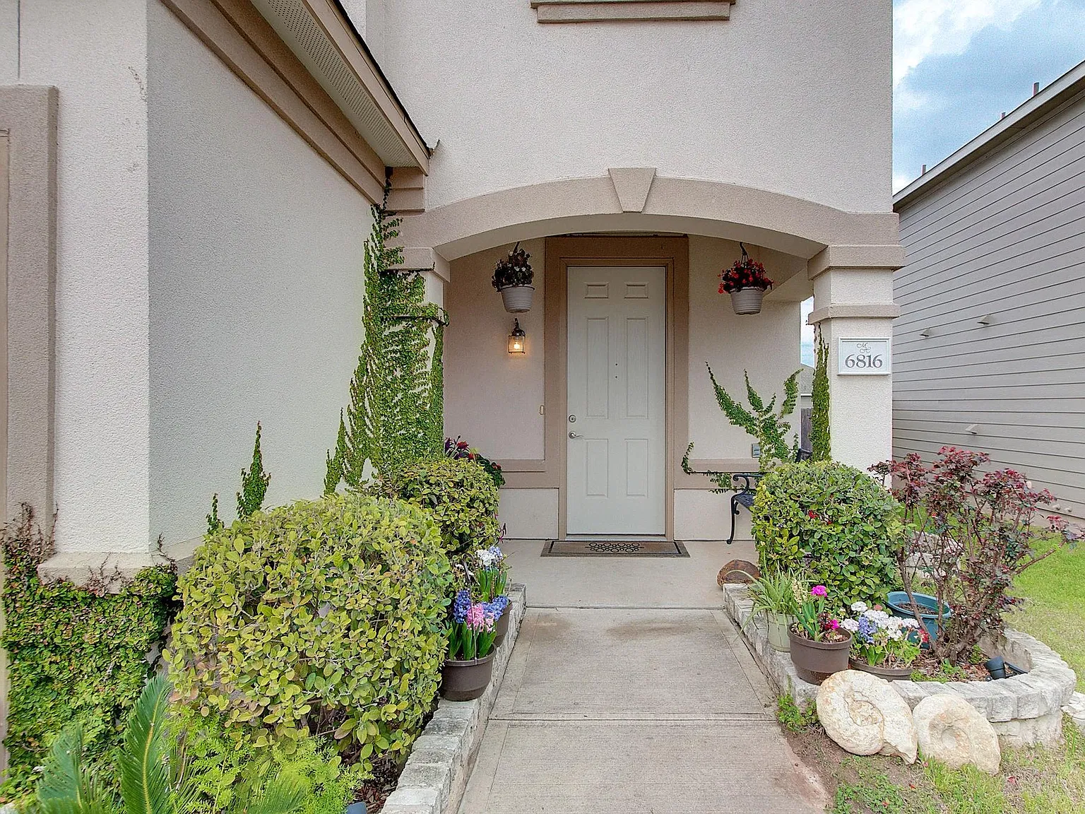 3 bed, 2.5 bath, 2101 sqft, $2,200 — Photo 2