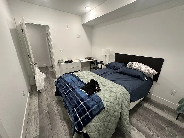 819 42nd St #2 — Photo 3