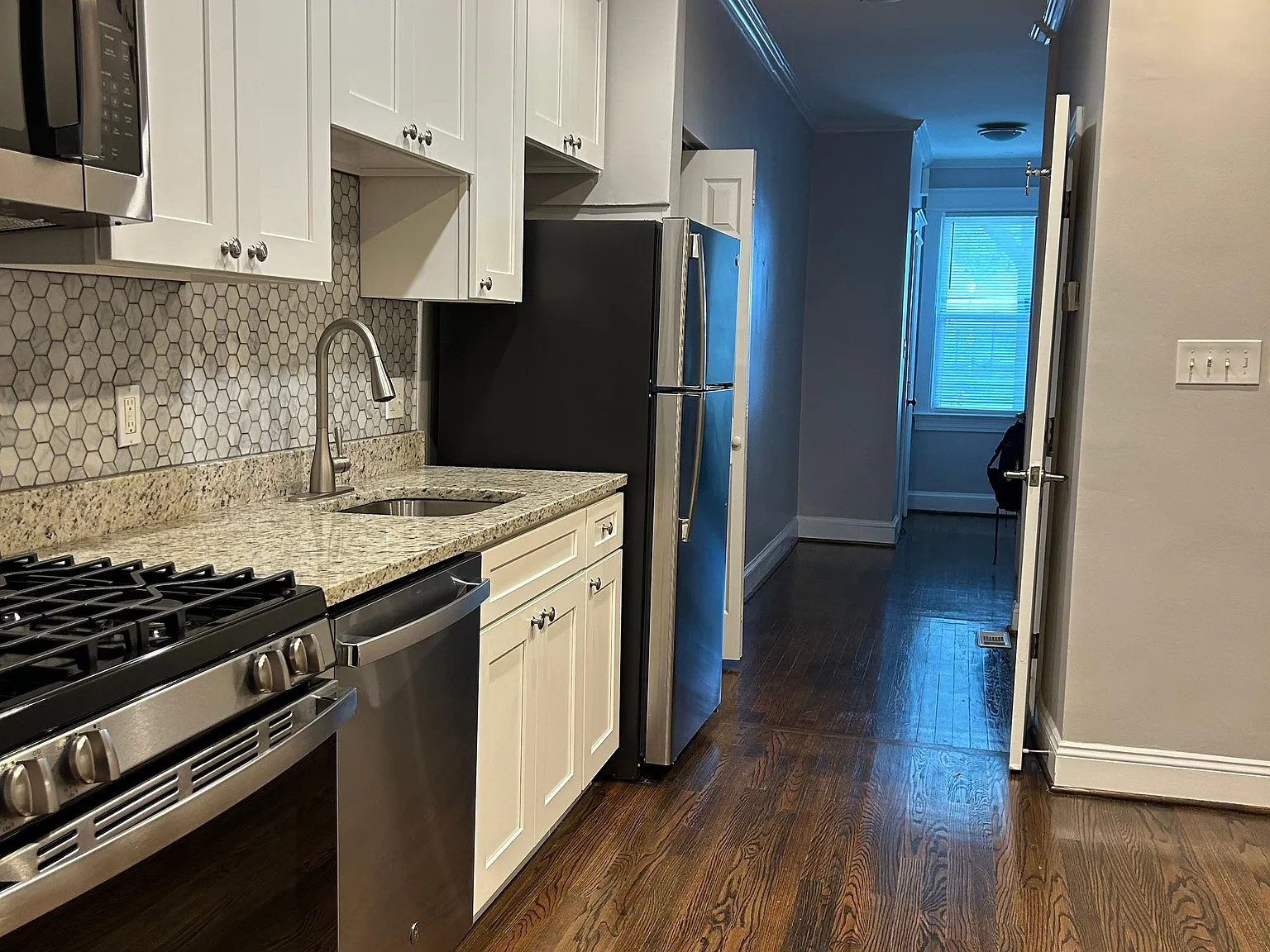 2 bed, 750 sqft, $2,300 — Photo 3