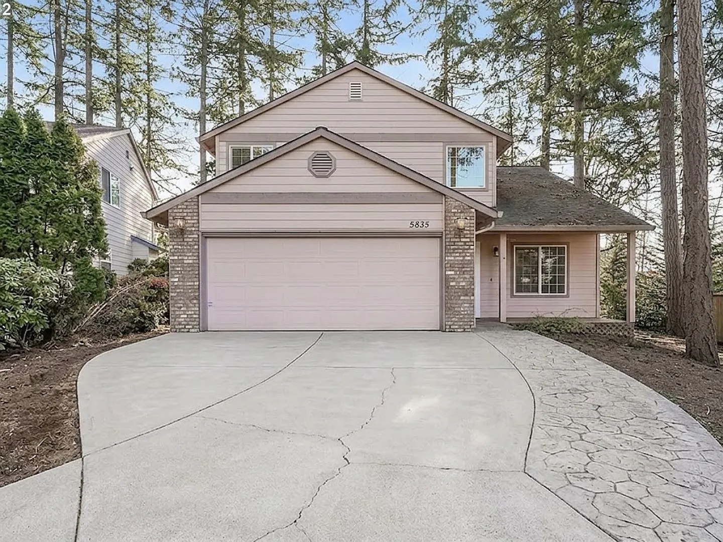 Welcome home to your private woodland retreat tucked away in the heart of Gladstone! — Photo 1
