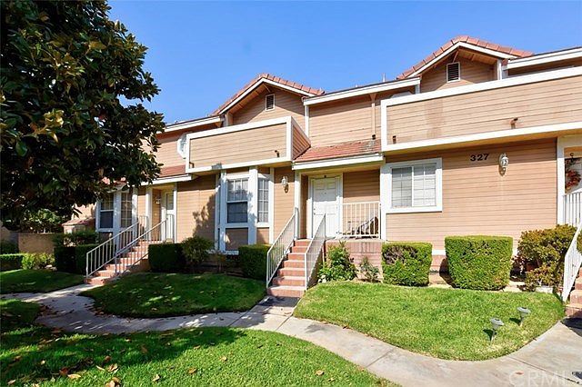 Front/Entry of Unit B with front yard