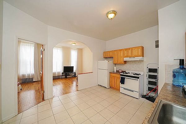 1st image of 26-10 Hoyt Ave S #3R